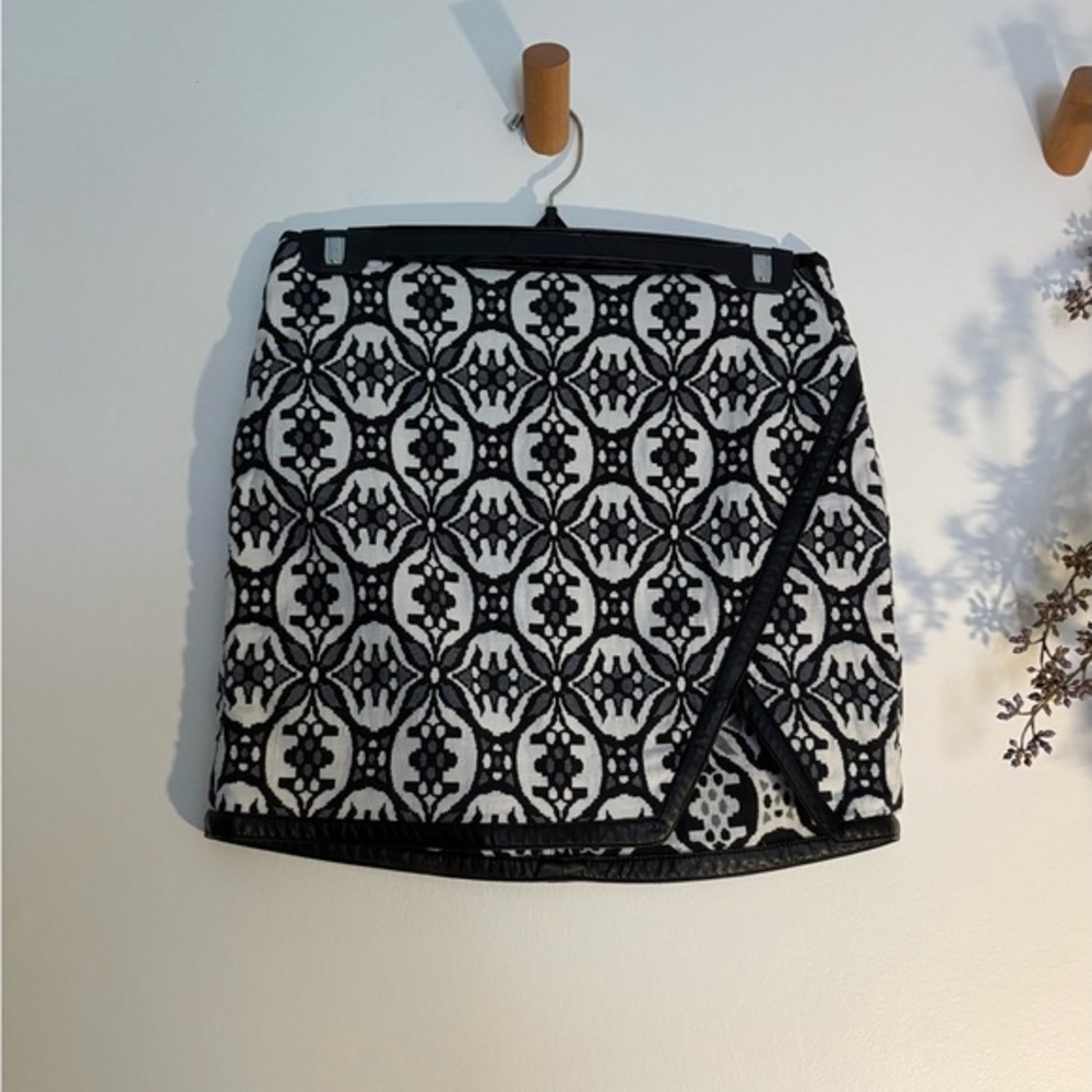 Black‎ and White Y2K Mini Skirt Leather Trim, Express 2 - Picture 2 of 5